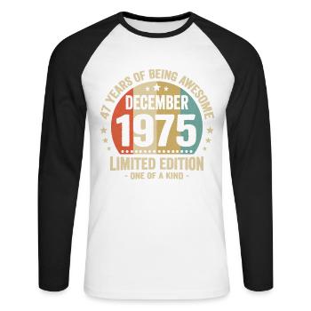 47 Jahre, in denen ich seit Dezember 1975 großartig war - Unisex Baseballshirt langarm - Weiß/Schwarz - Vorne - Nik (191cm)