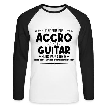 Pas accro à la guitare - Relation sérieuse - T-shirt baseball manches longues Homme - blanc/noir - Devant - Nik (191cm)