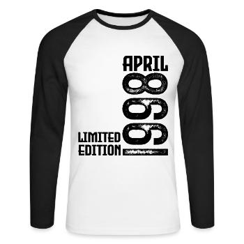 Geschenk April 1998. Jubiläum April 1998. April. - Unisex Baseballshirt langarm - Weiß/Schwarz - Vorne - Nik (191cm)