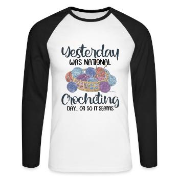 Yesterday was national crocheting day - Unisex Baseballshirt langarm - Weiß/Schwarz - Vorne - Nik (191cm)