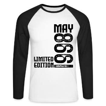 Geschenk Mai 1998. Jubiläum Mai 1998. Mai 1998. - Unisex Baseballshirt langarm - Weiß/Schwarz - Vorne - Nik (191cm)