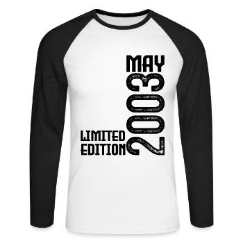 Geschenk Mai 2003. Jubiläum Mai 2003. Mai 2003. - Unisex Baseballshirt langarm - Weiß/Schwarz - Vorne - Nik (191cm)