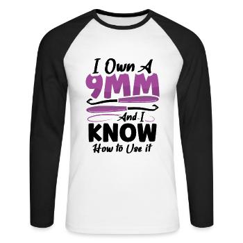 I own a 9mm and I know how to use it - Unisex Baseballshirt langarm - Weiß/Schwarz - Vorne - Nik (191cm)