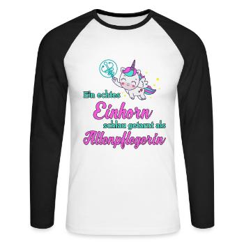 Ein Einhorn schlau getarnt als Altenpflegerin - Unisex Baseballshirt langarm - Weiß/Schwarz - Vorne - Nik (191cm)