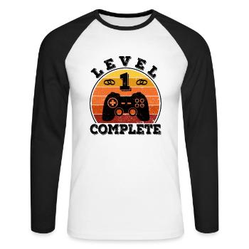 1. Hochzeitstag 1 Jahr verheiratet Papierhochzeit - Unisex Baseballshirt langarm - Weiß/Schwarz - Vorne - Nik (191cm)