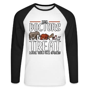 Les vrais médecins vétérinaires traitent plus d’un - T-shirt baseball manches longues Homme - blanc/noir - Devant - Nik (191cm)