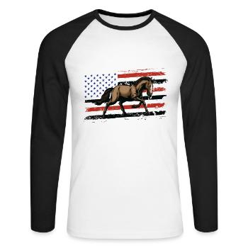 Pferd vor der amerikanischen Flagge, 4. Juli. - Unisex Baseballshirt langarm - Weiß/Schwarz - Vorne - Nik (191cm)