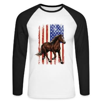 Pferd vor der amerikanischen Flagge, 4. Juli. - Unisex Baseballshirt langarm - Weiß/Schwarz - Vorne - Nik (191cm)