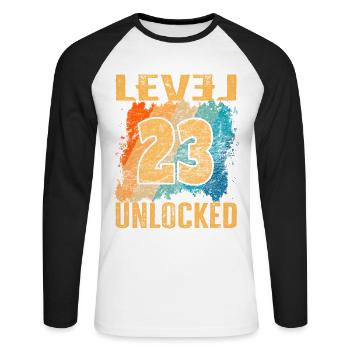 Geburtstag Geschenk Level Unlocked 23 Jahre - Unisex Baseballshirt langarm - Weiß/Schwarz - Vorne - Nik (191cm)
