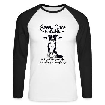 Hin und wieder tritt ein Hund in Ihr Leben und - Unisex Baseballshirt langarm - Weiß/Schwarz - Vorne - Nik (191cm)