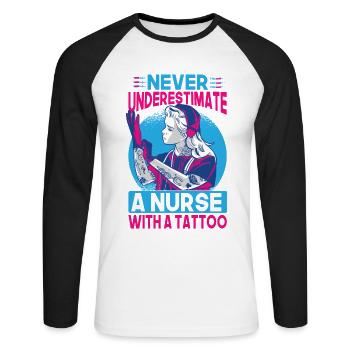 Ne sous-estimez jamais une infirmière avec un tatouage - Drôle - T-shirt baseball manches longues Homme - blanc/noir - Devant - Nik (191cm)