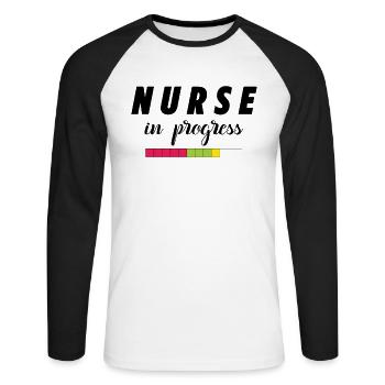 Krankenschwester in Arbeit - Unisex Baseballshirt langarm - Weiß/Schwarz - Vorne - Nik (191cm)