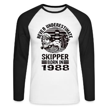 Never Underestimate Skipper born in 1988 - Unisex Baseballshirt langarm - Weiß/Schwarz - Vorne - Nik (191cm)
