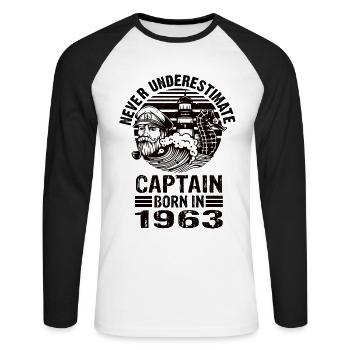 Never Underestimate Captain born in 1963 - Unisex Baseballshirt langarm - Weiß/Schwarz - Vorne - Nik (191cm)