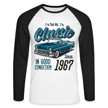 Ich bin nicht alt, ich bin Oldtimer Jahrgang Jahrgang 1967 - Unisex Baseballshirt langarm - Weiß/Schwarz - Vorne - Nik (191cm)