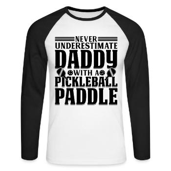 Never Underestimate Daddy With A Pickleball Paddle - Unisex Baseballshirt langarm - Weiß/Schwarz - Vorne - Nik (191cm)