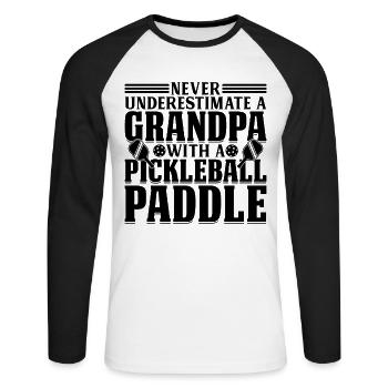 Never Underestimate A Grandpa With A Pickleball Pa - Unisex Baseballshirt langarm - Weiß/Schwarz - Vorne - Nik (191cm)