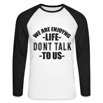 Wochenende mit Freunden in der Gruppe Trinken und - Unisex Baseballshirt langarm - Weiß/Schwarz - Vorne - Nik (191cm)