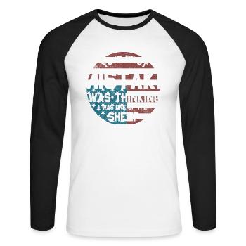 Sa première erreur a été de penser que j’étais l’une d’entre elles. - T-shirt baseball manches longues Homme - blanc/noir - Devant - Nik (191cm)