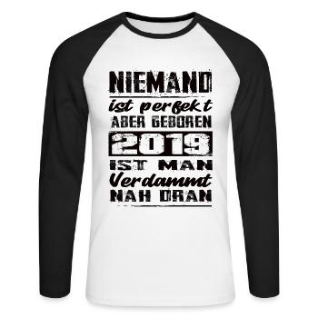 Niemand Is Perfekt Aber geboren 2019 Geburtstag - Unisex Baseballshirt langarm - Weiß/Schwarz - Vorne - Nik (191cm)