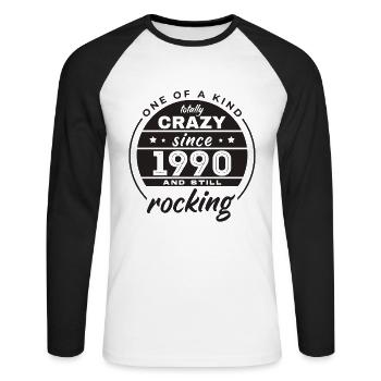 One Of A Kind Totally Crazy Since 1990 Rocking - Unisex Baseballshirt langarm - Weiß/Schwarz - Vorne - Nik (191cm)