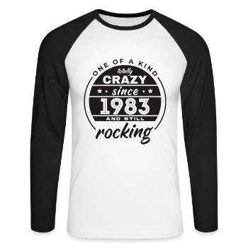 One Of A Kind Totally Crazy Since 1983 Rocking - Unisex Baseballshirt langarm - Weiß/Schwarz - Vorne - Nik (191cm)