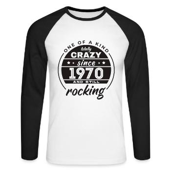 One Of A Kind Totally Crazy Since 1970 Rocking - Unisex Baseballshirt langarm - Weiß/Schwarz - Vorne - Nik (191cm)