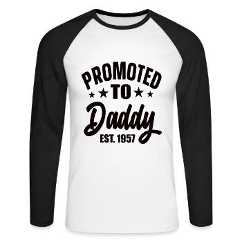 Promoted To Daddy Est 1957 - Unisex Baseballshirt langarm - Weiß/Schwarz - Vorne - Nik (191cm)
