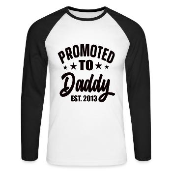 Promoted To Daddy Est 2013 - Unisex Baseballshirt langarm - Weiß/Schwarz - Vorne - Nik (191cm)