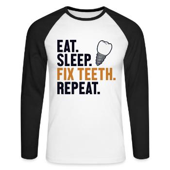 Manger Sommeil Réparer les dents Répéter Laboratoire dentaire Technicien dentaire - T-shirt baseball manches longues Homme - blanc/noir - Devant - Nik (191cm)