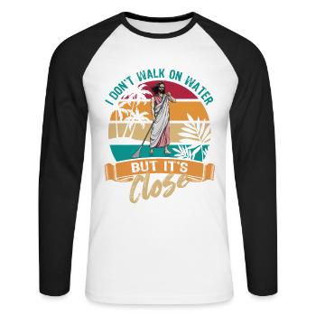 I don t walk on water but it s close - Jesus - SUP - Unisex Baseballshirt langarm - Weiß/Schwarz - Vorne - Nik (191cm)