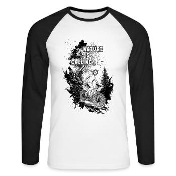 „Natur ruft“: Bikerin unterwegs durch Baumkulisse - Unisex Baseballshirt langarm - Weiß/Schwarz - Vorne - Nik (191cm)