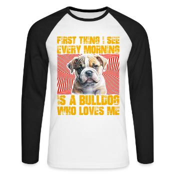 First thing I see in the morning is a Bulldog - Unisex Baseballshirt langarm - Weiß/Schwarz - Vorne - Nik (191cm)