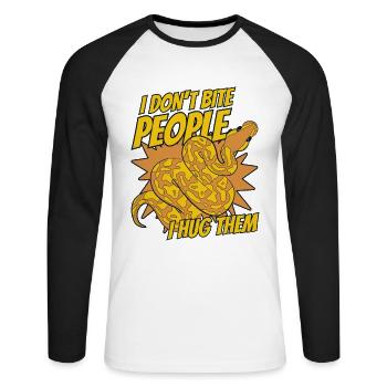 Je ne mords pas les gens je les embrasse Python Banana Ball - T-shirt baseball manches longues Homme - blanc/noir - Devant - Nik (191cm)