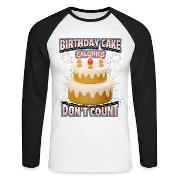 Geburtstag, lustiger Spruch mit Kuchen, Kalorien - Unisex Baseballshirt langarm - Weiß/Schwarz - Vorne - Nik (191cm)