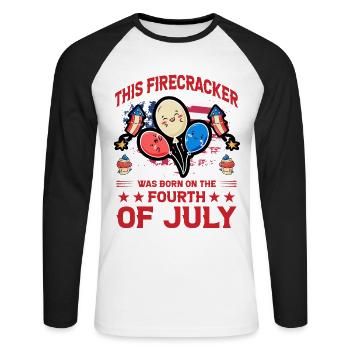 This Firecracker was born on the fourth of July - Unisex Baseballshirt langarm - Weiß/Schwarz - Vorne - Nik (191cm)