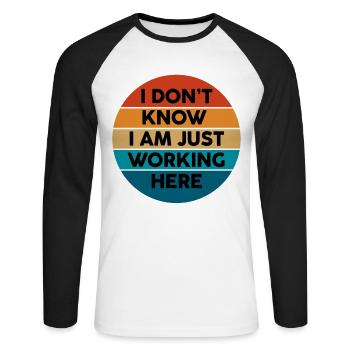 Ich weiß nicht, ich arbeite nur hier - Unisex Baseballshirt langarm - Weiß/Schwarz - Vorne - Nik (191cm)