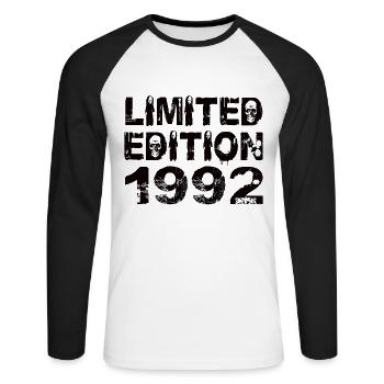 Limited Edition 1992 Geburtstag 1992 Geburtstag - Unisex Baseballshirt langarm - Weiß/Schwarz - Vorne - Nik (191cm)