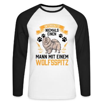 Mann mit Wolfsspitz Deutscher Keeshond - Unisex Baseballshirt langarm - Weiß/Schwarz - Vorne - Nik (191cm)