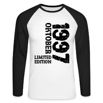 1997 Oktober Limited Edition 26. Geburtstag Deko - Unisex Baseballshirt langarm - Weiß/Schwarz - Vorne - Nik (191cm)