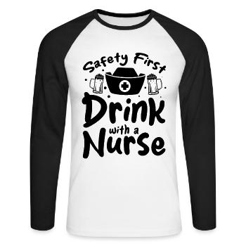 Funny Nurse - La sécurité d’abord boire avec une infirmière - T-shirt baseball manches longues Homme - blanc/noir - Devant - Nik (191cm)