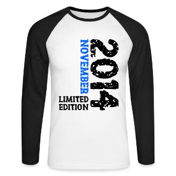 2014 Novembre Édition Limitée 9ème Anniversaire Décoration - T-shirt baseball manches longues Homme - blanc/noir - Devant - Nik (191cm)