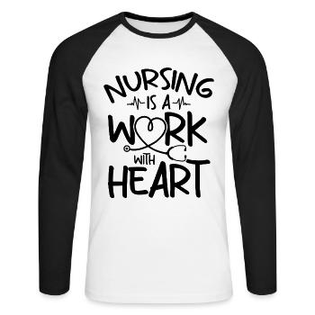 Les soins infirmiers sont un travail avec le cœur - Infirmière hospitalière - T-shirt baseball manches longues Homme - blanc/noir - Devant - Nik (191cm)