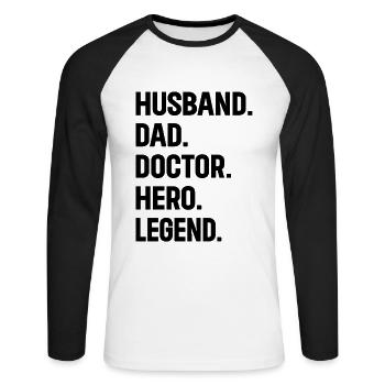 Mari Papa Docteur Hero Legend - Docteur Papa - T-shirt baseball manches longues Homme - blanc/noir - Devant - Nik (191cm)