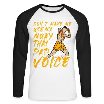 Zwinge mich nicht, meine Muay Thai Dad Stimme zu benutzen - Unisex Baseballshirt langarm - Weiß/Schwarz - Vorne - Nik (191cm)