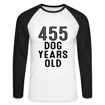 455 Chien Ans 65e Anniversaire - T-shirt baseball manches longues Homme - blanc/noir - Devant - Nik (191cm)
