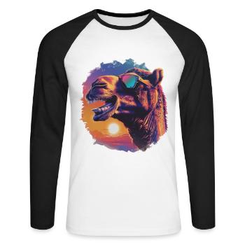 Lachendes Kamel im Sonnenuntergang. Tierportrait, - Unisex Baseballshirt langarm - Weiß/Schwarz - Vorne - Nik (191cm)