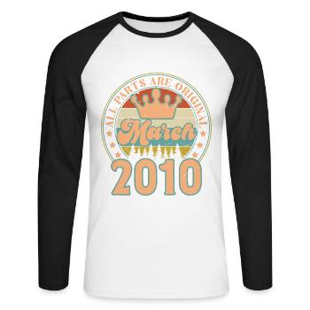 Mars 2010. Cadeau d’anniversaire mars 2010. March. - T-shirt baseball manches longues Homme - blanc/noir - Devant - Nik (191cm)