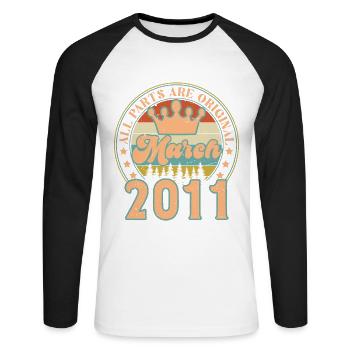 Mars 2011. Cadeau d’anniversaire mars 2011. March. - T-shirt baseball manches longues Homme - blanc/noir - Devant - Nik (191cm)