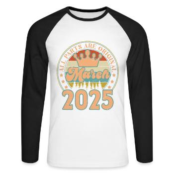 März 2025. Geburtstagsgeschenk März 2025. März. - Unisex Baseballshirt langarm - Weiß/Schwarz - Vorne - Nik (191cm)